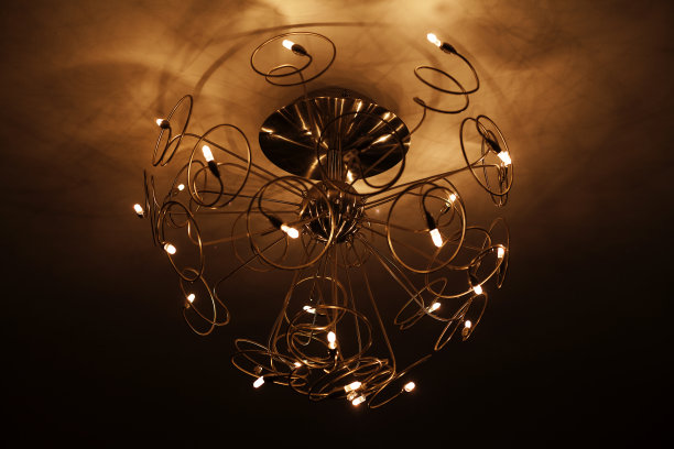 水晶旋涡吊灯图片下载