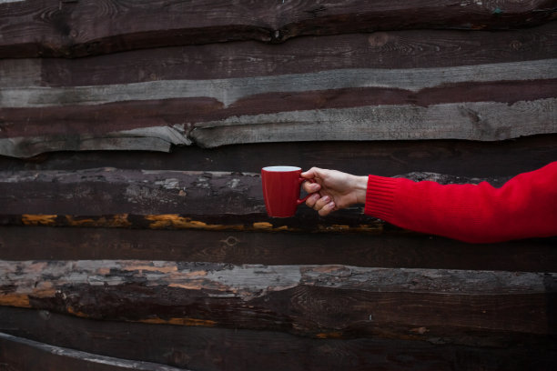 圣诞节或新年，这家伙拿着一个咖啡杯图片下载