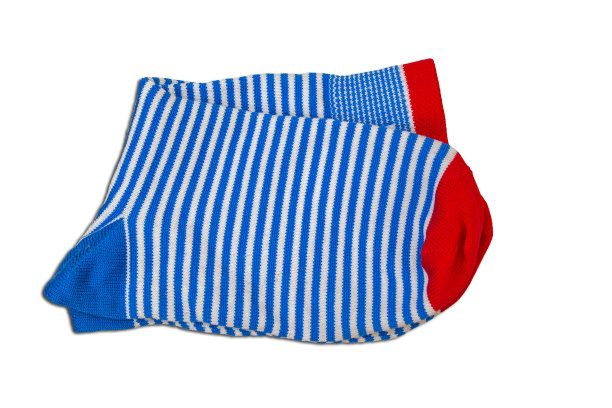 明亮时尚的蓝色与白色带的袜子为服装，男性配件，孤立在白色背景，特写图片下载