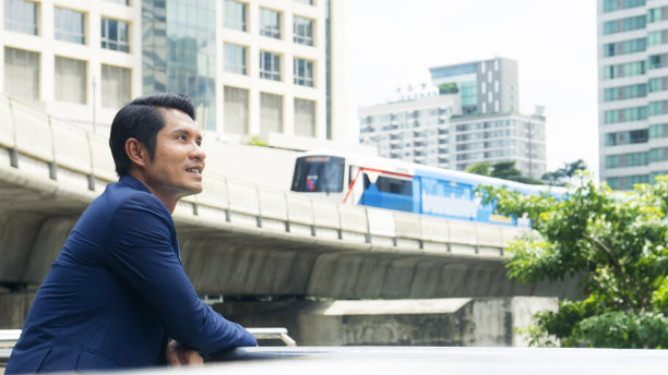 商人站在户外充满自信和自由图片下载