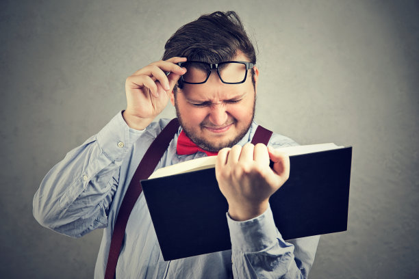 一个视力不好的人在看书图片下载