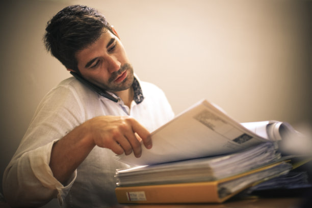 商人正在打电话。图片下载