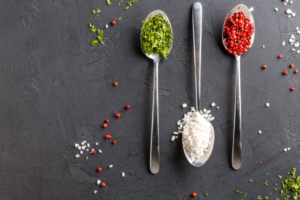 不同的香料勺在黑暗的背景，俯视图，拷贝空间图片下载
