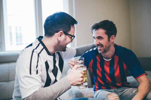 快乐的男球迷们喝着啤酒图片下载