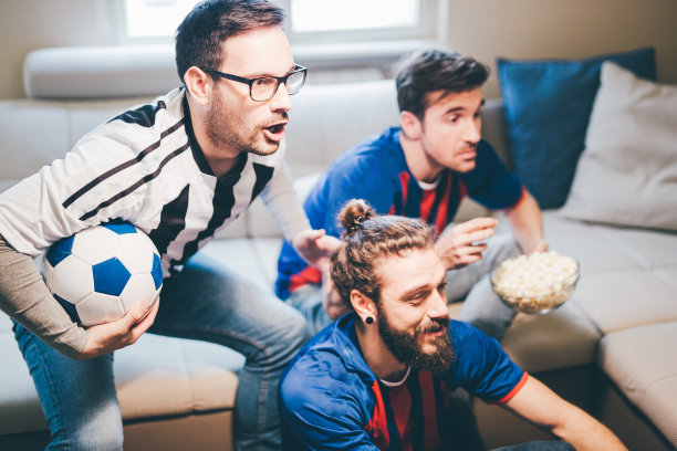 观看比赛的男性足球支持者图片下载