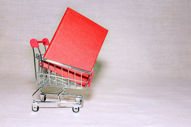 护照放在购物篮里。购买、收购的概念。图片下载