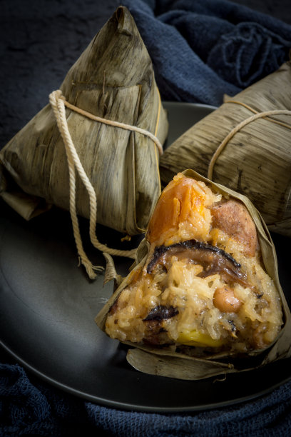 端午节吃粽子或中国传统的糯米团子素材图片