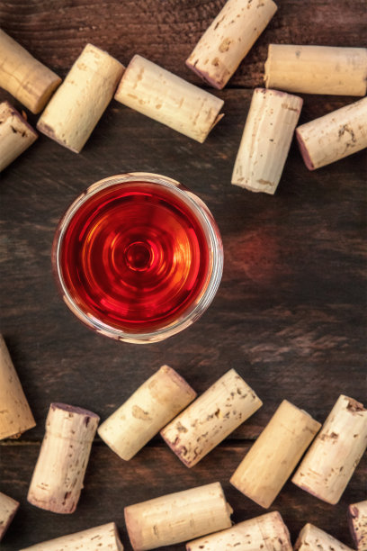 深色的酒塞和玻璃杯图片下载