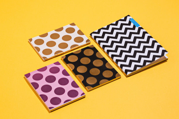 彩色桌子上有许多笔记本。备忘录及规划概念图片下载