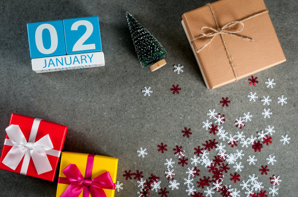 1月2日。图2 1月的一天，日历在圣诞节和快乐的新年背景与礼物图片下载