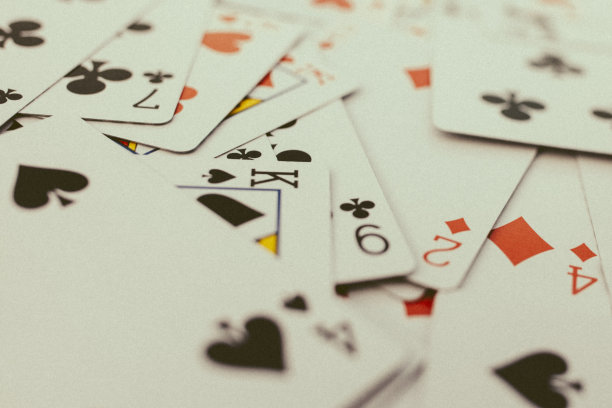 背景牌，都摊开在桌子上。图片下载