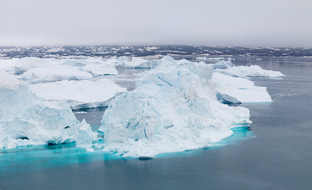 格陵兰岛伊卢利萨特冰湾北冰洋上的冰山图片下载