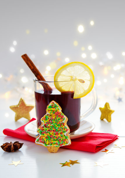 圣诞树饼干与花环和热葡萄酒隔离图片下载