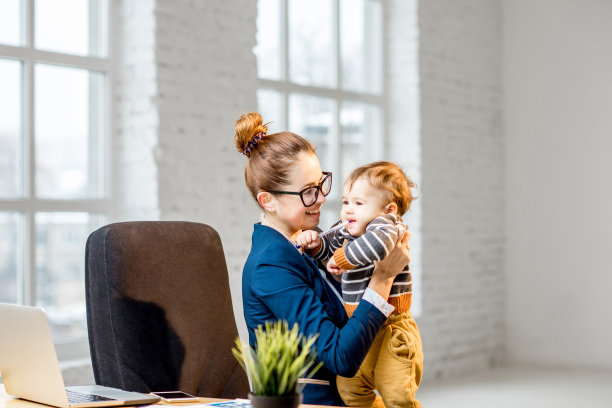 女商人在办公室和她的孩子玩得很开心图片下载