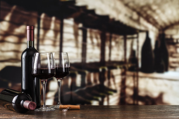 酒窖，配有酒瓶和酒杯素材图片