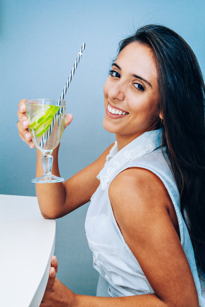 年轻女子在喝酒图片下载