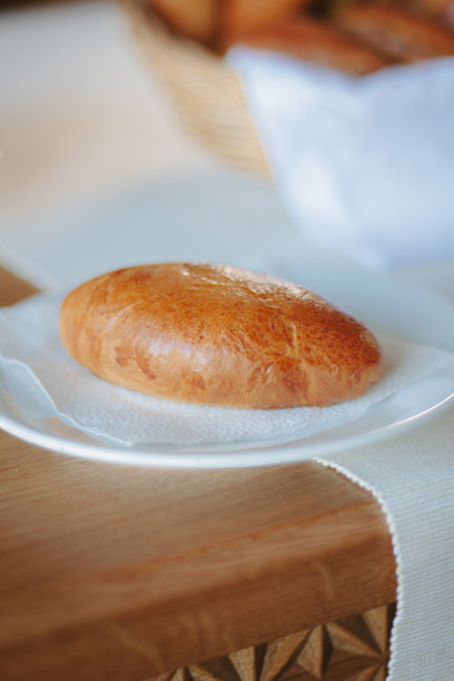 美丽美味的糕点在白色陶瓷盘子上。图片下载