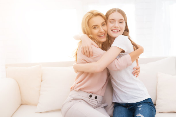 妈妈和十几岁的女儿拥抱。图片下载