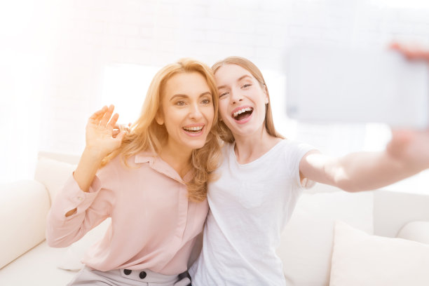 妈妈和十几岁的女儿自拍。图片下载