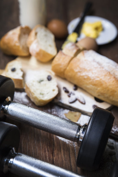 有健身器材背景的健身人士的健康食品。图片下载