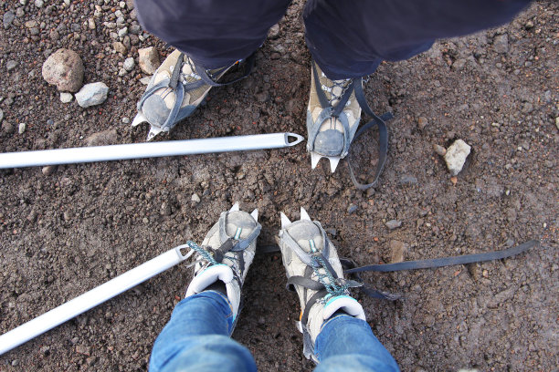 男人和女人的登山靴带冰爪图片下载