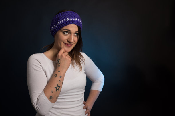 女孩摆着头带的姿势图片下载