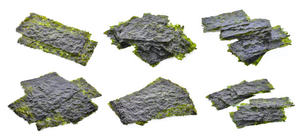 一组干燥的海藻片，酥脆的海藻孤立在白色的背景图片下载