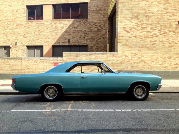 一辆经典的老式美国肌肉车在纽约的街道上图片下载