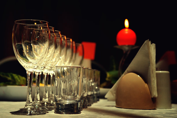 眼镜在餐厅图片下载