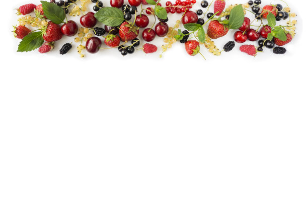 成熟的草莓，红加仑子，黑加仑子，桑葚，覆盆子和樱桃在白色背景。浆果在图像边界与文本复制空间。背景的浆果。各种新鲜的夏季浆果。图片下载