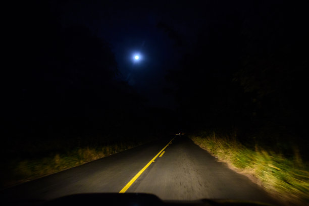 开车，在满月的路上图片下载