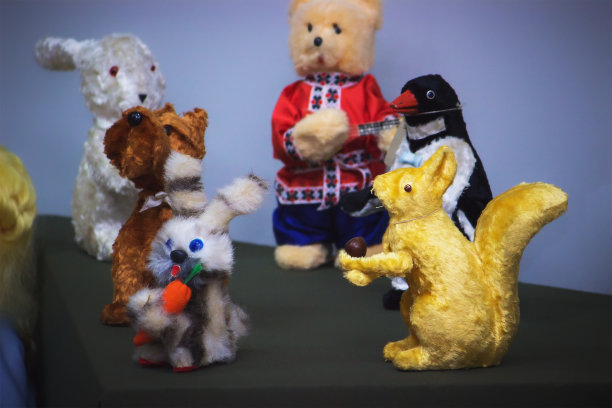 可爱的玩具在街头市场-熊，松鼠，刺猬，图片下载