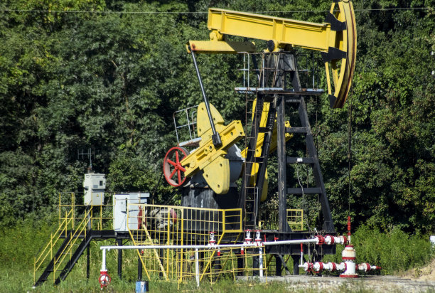 抽油机作为油泵安装在油井上图片下载