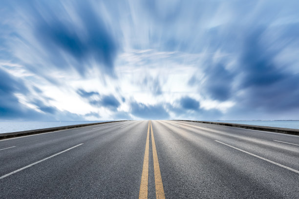 柏油路和大海在一个蓝色的台风天图片下载