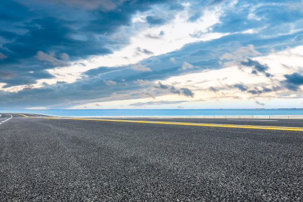 柏油路和大海在一个蓝色的台风天素材图片