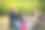 爷爷奶奶和孙女在秋天的公园里图片下载