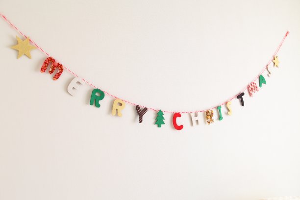 手工花环派对上写着:圣诞快乐图片下载