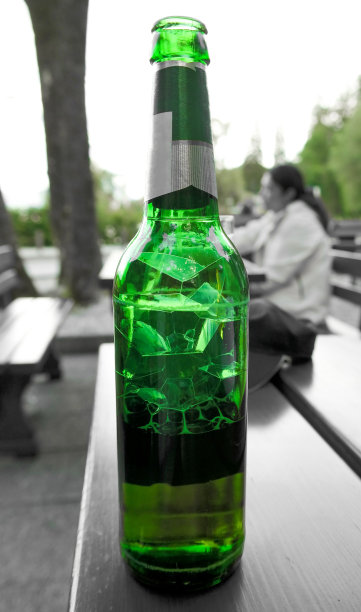 桌上的啤酒图片下载