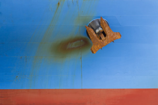 锚是生锈的蓝色和红色的背景和旧。图片下载