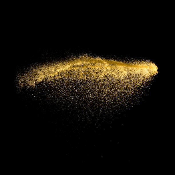 黑色背景上发生黄沙爆炸。抽象的沙子云。金色的沙子在黑暗的背景上飞溅。桑迪飞在空中波浪。图片下载