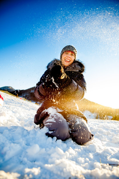 在雪地上玩的女人图片下载