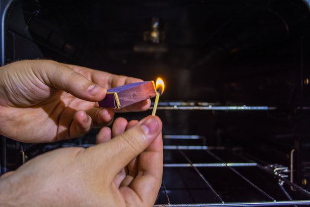 点燃一根火柴图片下载