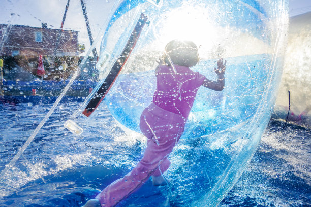 女孩内走球图片下载