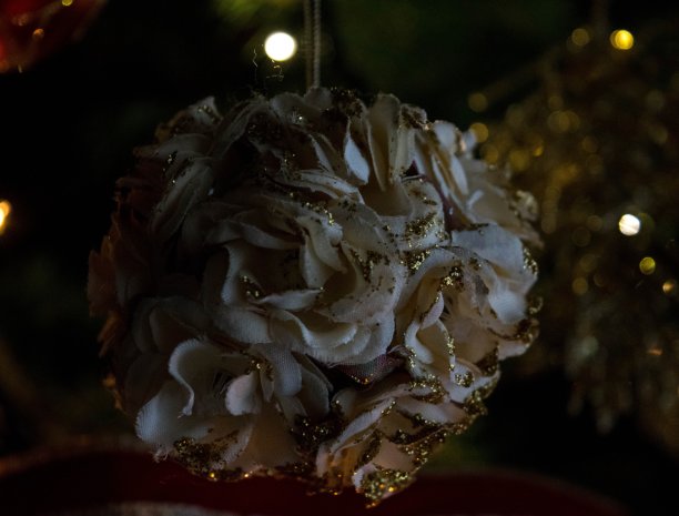 圣诞树上的银球图片下载