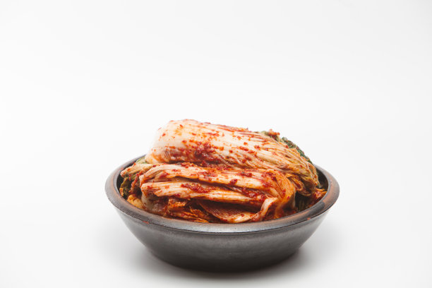 泡菜在一个瓦罐头盘孤立图片下载