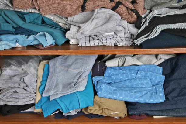 男士衣柜的架子上总是一片混乱和混乱图片下载