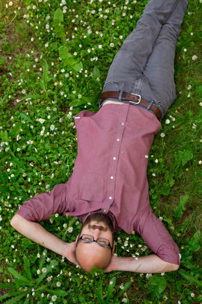 夏天在草地上休息的秃顶男人图片下载