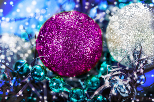 圣诞树上有蓝色和银色的球图片下载