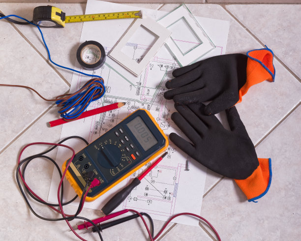 不同的电动工具在地板上图片下载