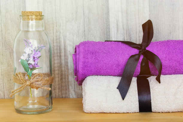 毛巾和装饰瓶。美容Spa健康和健康的概念。图片下载